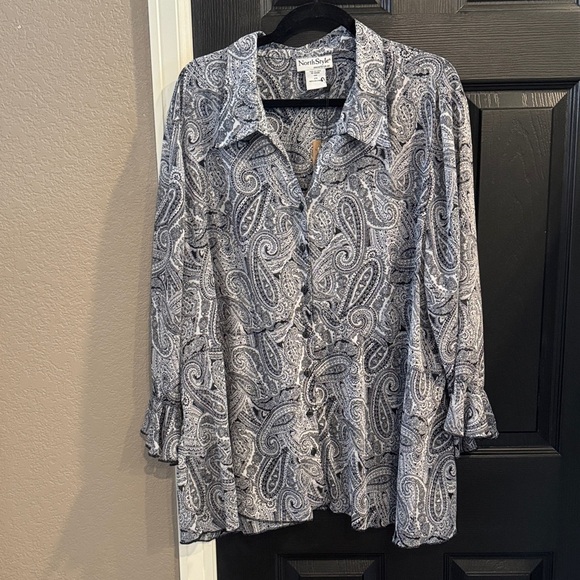 NorthStyle Tops - NorthStyle Women's Button-Up Shirt - Black and White Paisley